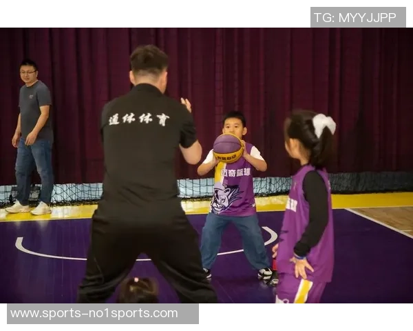 篮球场上的激情瞬间展现了运动的魅力与团队的力量 篮球场上的激情瞬间展现了运动的魅力与团队的力量